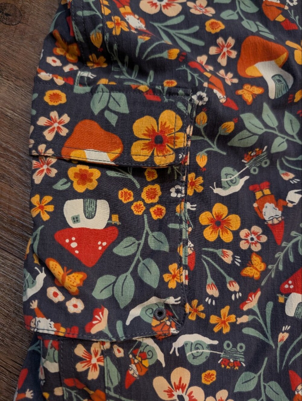 Duluth Heirloom Gardening Short Overalls Knome Mushroom Floral Snail Sz XL - Picture 10 of 16